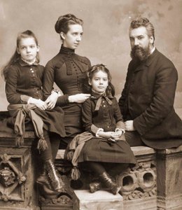 Portræt af Alexander Graham Bell, hans kone Mabel Gardiner Hubbard og deres døtre Elsie og Marian ca. 1885rn.